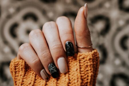 Jak zrobić sweterek na paznokciach hybryda? Krok po kroku do idealnego manicure!