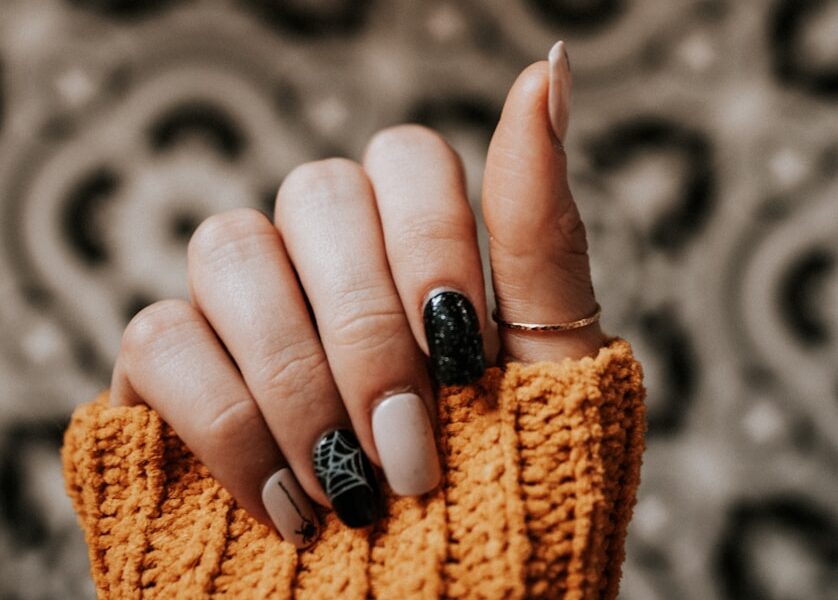 Jak zrobić sweterek na paznokciach hybryda? Krok po kroku do idealnego manicure!