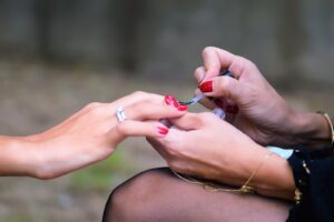 Pierwsza pomoc dla pękniętego paznokcia