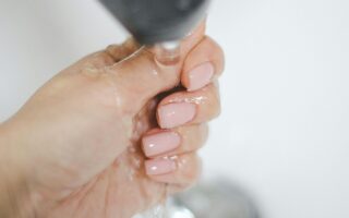 Jak zrobić żelowe paznokcie bez lampy? Prosty sposób na domowy manicure