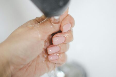Jak zrobić żelowe paznokcie bez lampy? Prosty sposób na domowy manicure