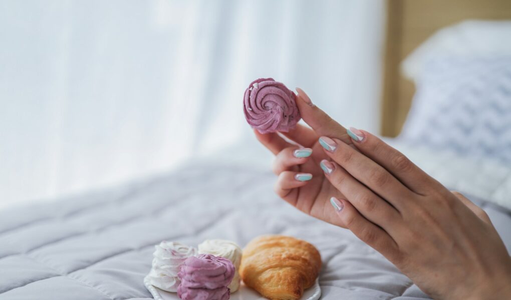 Sugar effect paznokcie jak zrobić? Prosty sposób na cukrowy manicure