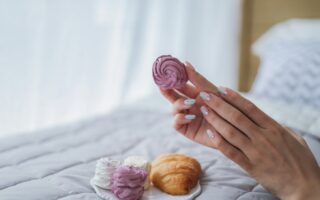 Sugar effect paznokcie jak zrobić? Prosty sposób na cukrowy manicure