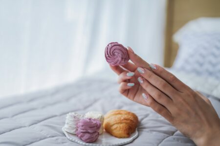 Sugar effect paznokcie jak zrobić? Prosty sposób na cukrowy manicure