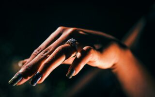 Jak zrobić sweterek na paznokciach żelowych? Krok po kroku do zimowego manicure!