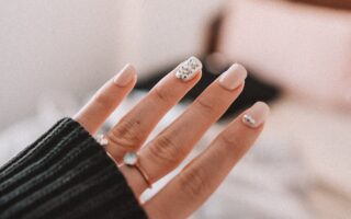 Jak zrobić wypukłe wzorki na paznokciach? Odkryj tajniki domowej manikiurzystki!