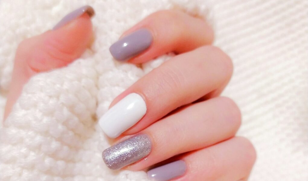 Perłowe paznokcie jak zrobić? Prosty sposób na lśniący manicure