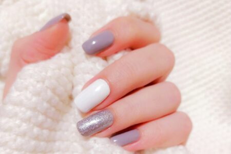 Perłowe paznokcie jak zrobić? Prosty sposób na lśniący manicure