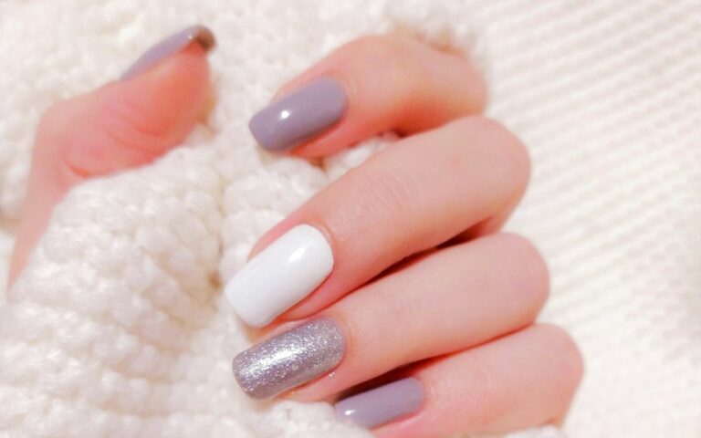 Perłowe paznokcie jak zrobić? Prosty sposób na lśniący manicure