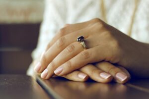 Krok po kroku: Jak zrobić przezroczysty lakier do paznokci? Twój domowy przepis na idealny top coat!