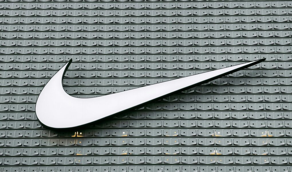 Jak zrobić znaczek Nike na paznokciach? Szybkie triki na modny manicure