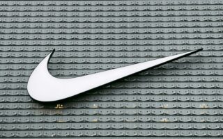 Jak zrobić znaczek Nike na paznokciach? Szybkie triki na modny manicure
