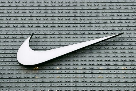 Jak zrobić znaczek Nike na paznokciach? Szybkie triki na modny manicure