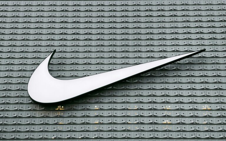 Jak zrobić znaczek Nike na paznokciach? Szybkie triki na modny manicure