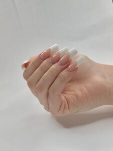 Narzędzia niezbędne do wykonania french manicure na paznokciach żelowych