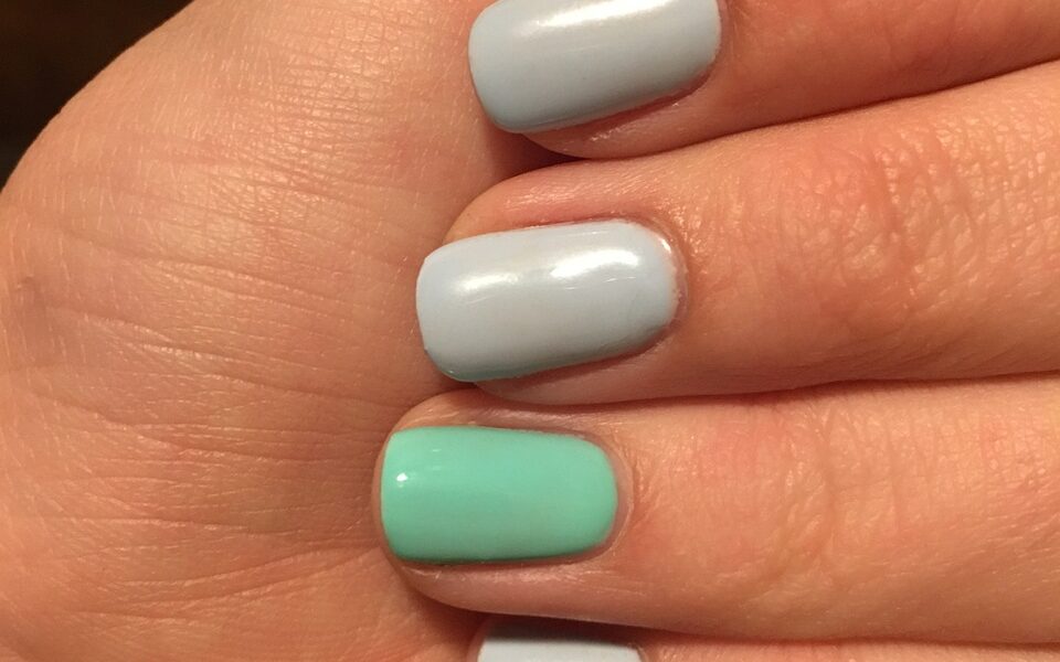 Jak zrobić krople rosy na paznokciach? Przepis na unikalny manicure w domu