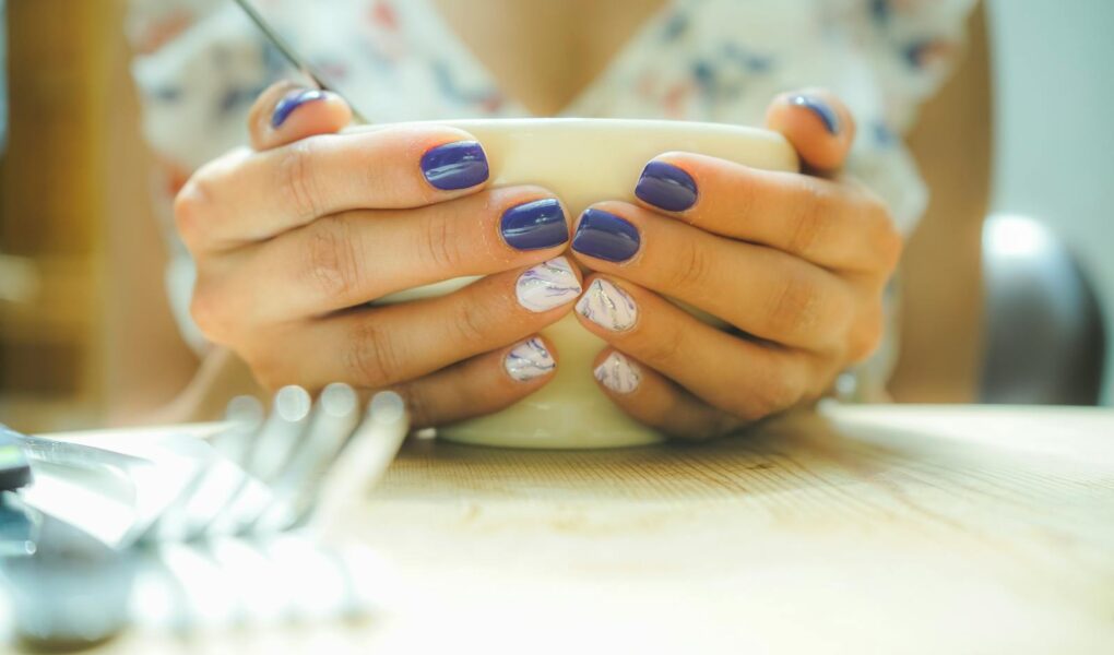 Jak zrobić kolorowe marmurkowe paznokcie? Twój przewodnik do idealnego manicure