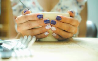 Jak zrobić kolorowe marmurkowe paznokcie? Twój przewodnik do idealnego manicure