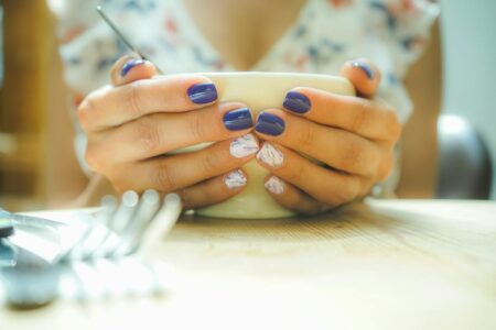 Jak zrobić kolorowe marmurkowe paznokcie? Twój przewodnik do idealnego manicure