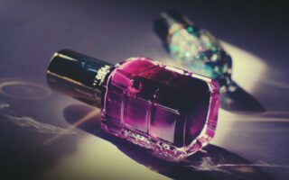 Jak zrobić paznokcie z folii aluminiowej? Odkryj triki na niepowtarzalny manicure!