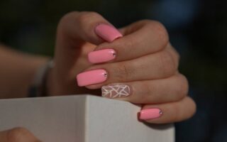 Jak zrobić efekt żelowych paznokci? Domowe triki na salonowy manicure