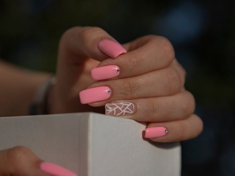 Jak zrobić efekt żelowych paznokci? Domowe triki na salonowy manicure