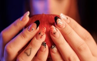 Jak zrobić krwawe paznokcie? Kuszące triki na halloweenowy manicure
