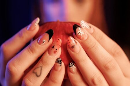 Jak zrobić krwawe paznokcie? Kuszące triki na halloweenowy manicure
