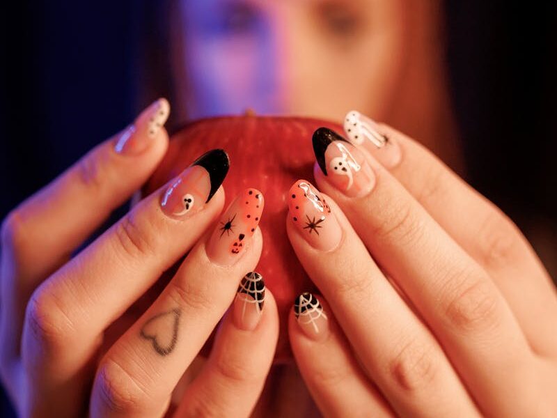 Jak zrobić krwawe paznokcie? Kuszące triki na halloweenowy manicure
