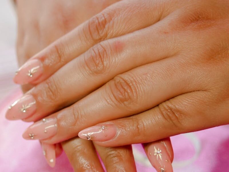 Jak zrobić cienkie paznokcie żelowe? Krok po kroku do idealnego manicure!