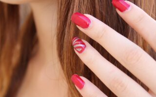Jak zrobić paznokcie z folią transferową? Krok po kroku do idealnego manicure!