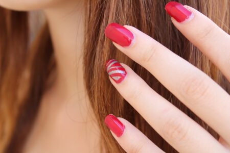 Jak zrobić paznokcie z folią transferową? Krok po kroku do idealnego manicure!
