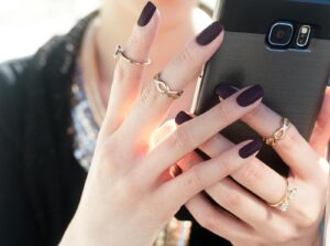 Narzędzia i kosmetyki niezbędne do okrągłego manicure