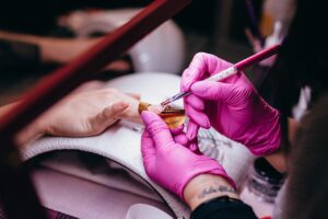 Częste błędy podczas tworzenia dymnego manicure