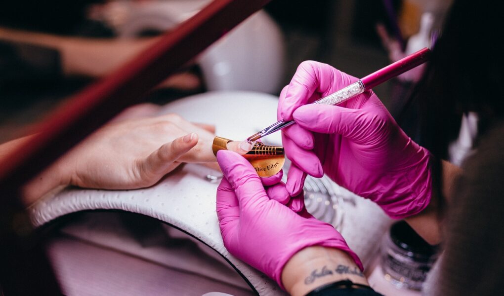 Jak zrobić paznokcie z pyłkiem? Krok po kroku do idealnego manicure!