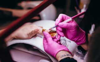 Jak zrobić paznokcie z pyłkiem? Krok po kroku do idealnego manicure!
