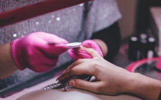 Jak zrobić paznokcie żelowe bez tipsów? Przewodnik krok po kroku do idealnych paznokci
