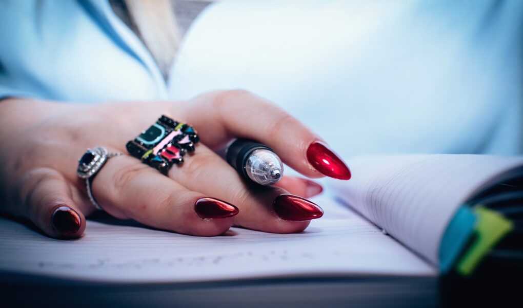 Jak zrobić paznokcie na szablonie? Praktyczny poradnik dla perfekcyjnego manicure
