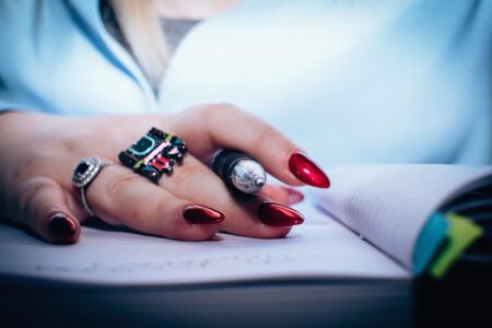 Jak zrobić paznokcie na szablonie? Praktyczny poradnik dla perfekcyjnego manicure