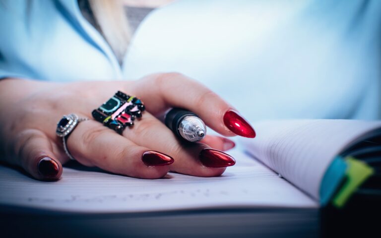 Jak zrobić paznokcie na szablonie? Praktyczny poradnik dla perfekcyjnego manicure
