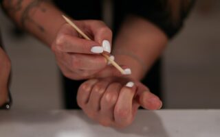 Jak zrobić paznokcie żelem poly? Przepis na idealny manicure w domu