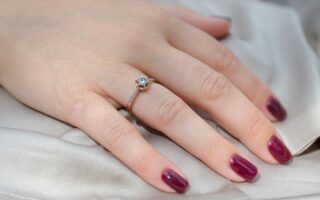Jak zrobić paznokcie żelowe na swoich paznokciach? Domowe triki na profesjonalny manicure