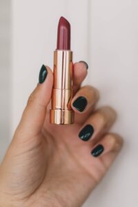Jak przygotować paznokcie na kosmiczny manicure?