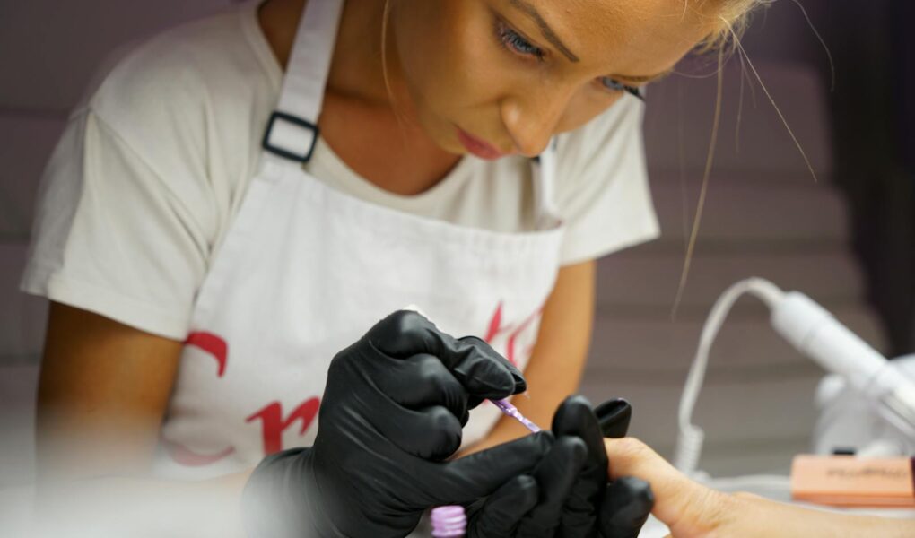 Jak zrobić renifera na paznokciach? Krok po kroku do świątecznego manicure!