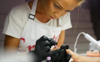 Jak zrobić renifera na paznokciach? Krok po kroku do świątecznego manicure!