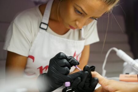 Jak zrobić renifera na paznokciach? Krok po kroku do świątecznego manicure!
