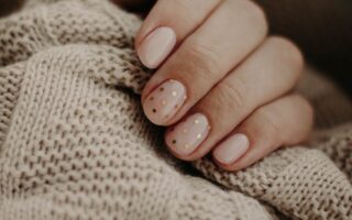Jak zrobić kropeczki na paznokciach? Przewodnik po domowym manicure z kropkami
