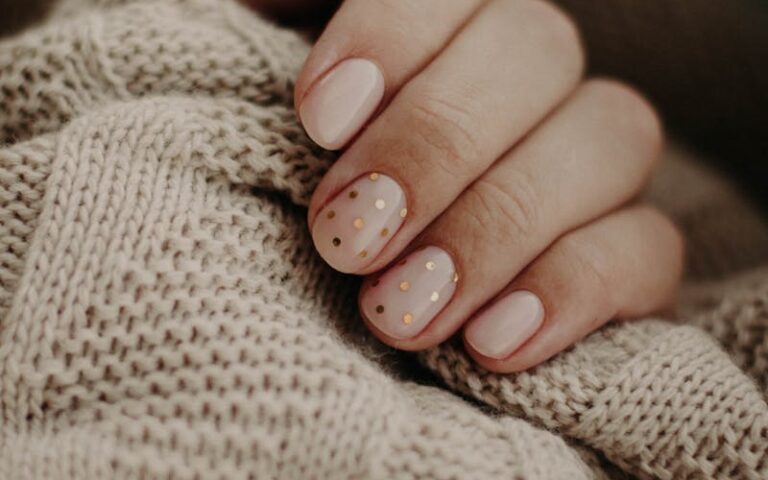 Jak zrobić paznokcie na święta? Przepis na idealny manicure świąteczny - nie przegap!