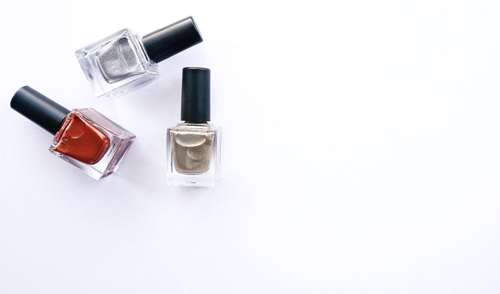 Jak zrobić lakier do paznokci w domu? Prosty przepis na domowy manicure