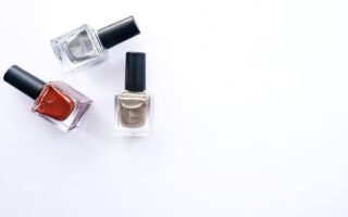 Jak zrobić lakier do paznokci w domu? Prosty przepis na domowy manicure